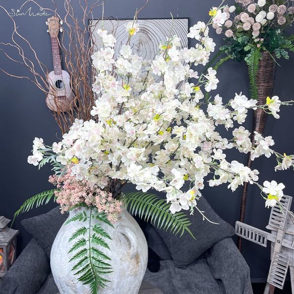 Ghirlande di fiori decorativi SunMade 4Fork Cherry Blossom Ramo lungo Seta artificiale Rosa Fiore bianco Home Wedding Garden Decor Flores Artificales 230825