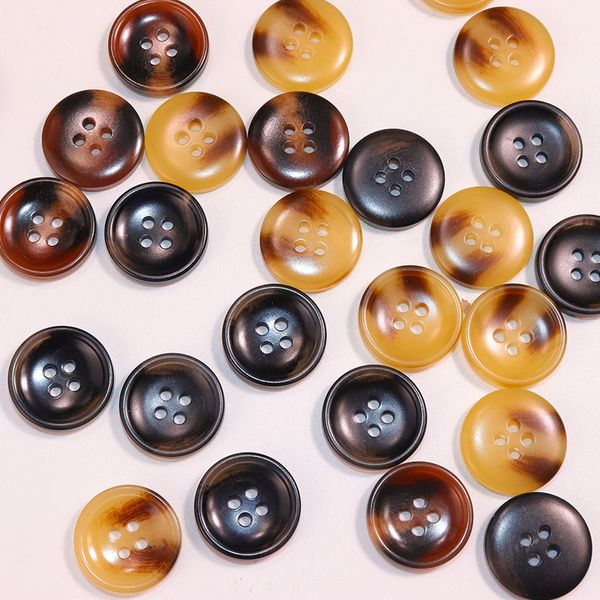 Doğal düğmeler, kase şeklindeki, ince kenar, geniş kenar, reçine düğmeleri, üst düzey ve basit gömlek düğmeleri ile dört göz düğmesi kıyafeti