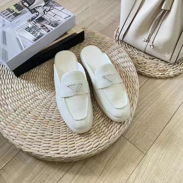 Mocassins de couro de camurça mula sapatos casuais sabots Giz Branco Sabot em pelle scamosciata Chaussures en daim Ecru Mocassins de designer de logotipo triangular de metal esmaltado 18