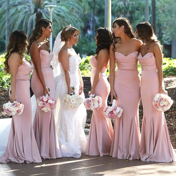 2023 Blush Pink Sweetheart Satin Sirena Abiti lunghi da damigella d'onore Increspato Lunghezza pavimento Invitato a un matrimonio Abiti lunghi da damigella d'onore