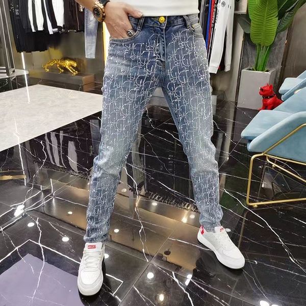 Calças masculinas saco diamante carta d bordado jeans high street vintage pés apertado luxo ouro seda elástica reflexiva magro 230826