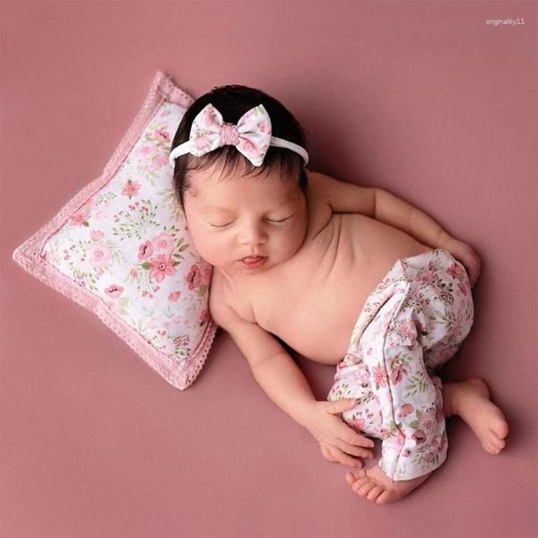 Set di abbigliamento Born Pography Puntelli Abiti 1 Set Neonate Stampate Bowknot Fascia per capelli Pantaloni Kit cuscino Neonati Po Abiti da tiro Completo