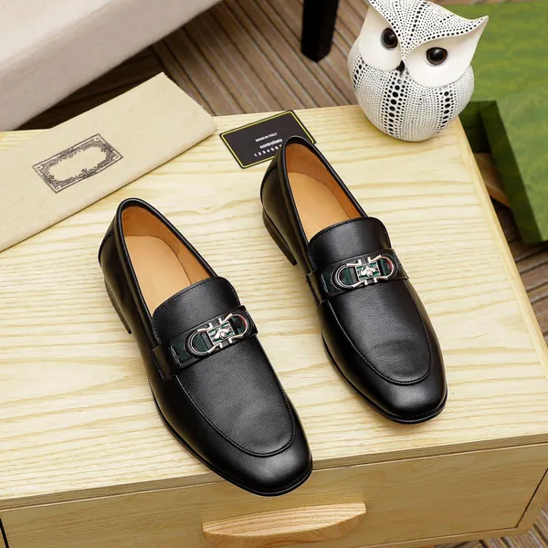 24model Designer Mocassim Glitter Calçado Masculino Sapatos De Dedo Apontado para Homens Homens Vestido Sapatos de Couro Deslizamento em Couro Envernizado Mens Casual Oxford Sapato