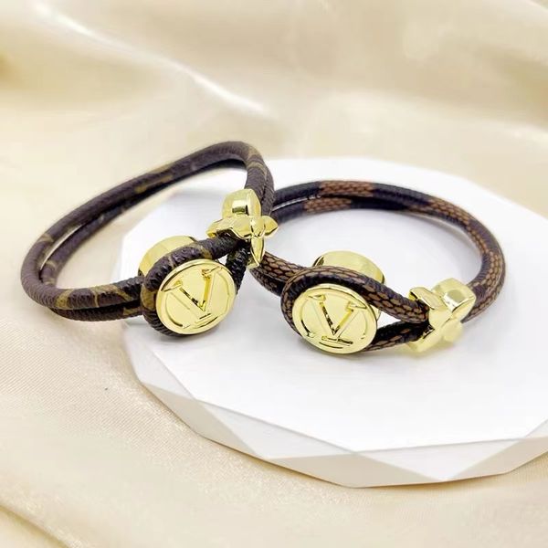 Gioielli di design di lusso da uomo Bracciale in pelle da donna con chiusura a cuore Braccialetti con ciondoli in hardware Modello a quattro foglie con pendente in oro con pendente a forma di fiore