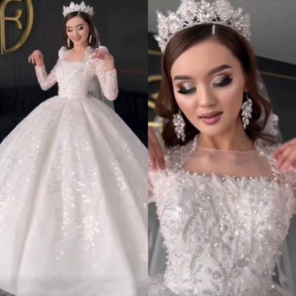 Abiti da sposa eleganti con abito da ballo, collo a illusione, perline, pizzo, maniche lunghe, abiti da sposa, abiti da sposa