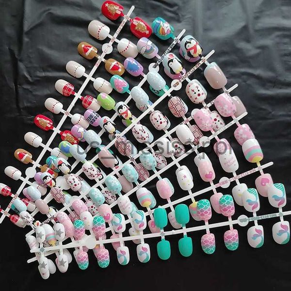 Unhas Falsas 24 pcs Curto Redondo Bonito Dos Desenhos Animados de Natal Artificial Imprensa Falsa em Unhas com Cola Adesivo x0826