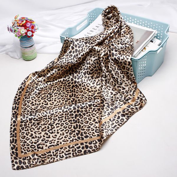 Lenços moda leopardo impressão para mulheres silkl cetim hijab cachecol feminino 90cm90cm luxo quadrado xale cabeça lenços senhoras 230825