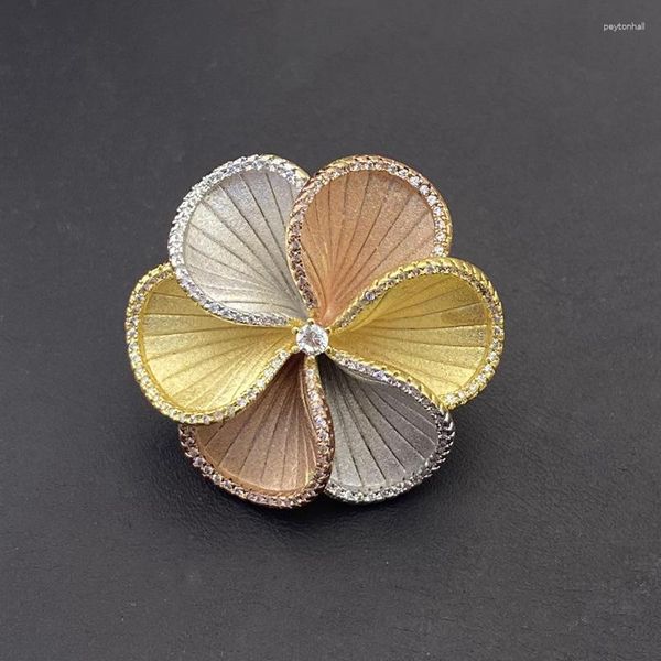 Spille Lanyika Spilla Pin Fiore elegante Fiore Micro pavimentato Sabbiato Ciondolo con due supporti per fidanzamento Gioielli di moda di lusso