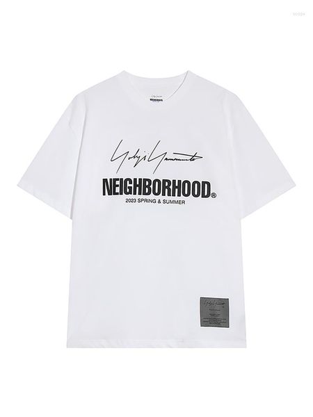 Magliette da uomo NELGHBDRHODD 23SS Tees NBHD Co Yaosi Signature Banner T-shirt a maniche corte stampata per uomo