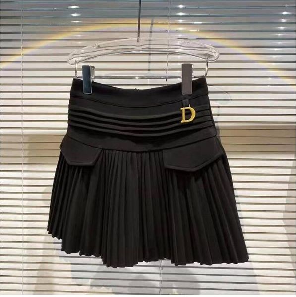 2023 neue schwarze sexy Street-Casual-Designer-Röcke mit hoch tailliertem Metall-Buchstaben-D-Anhänger für Damen, um Lichtausfall zu verhindern