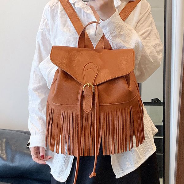 Sacos de ombro femininos de fábrica 4 cores College College Wind Solid Color Leather Student Backpack Trend Tassel Bolsa Bolsa Diário Joker Belt Fashion Saco de balde 8367#