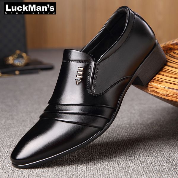 Sapatos de vestido LuckMan Mens PU Couro Moda Homens Negócios Mocassins Pointy Preto Oxford Respirável Casamento Formal 230826