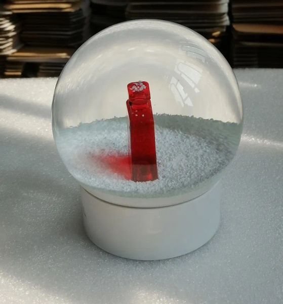 Nuova sfera di neve con bottiglia di profumo rossa n. 5 all'interno di lettere classiche, sfera di cristallo con confezione regalo. Regalo limitato per clienti VIP