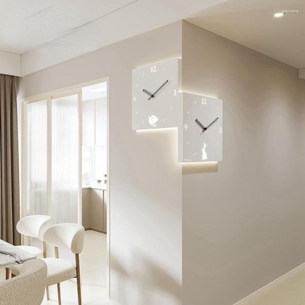 Wanduhren Doppelseitige Holzlampenuhr Hängende moderne minimalistische batteriebetriebene Uhr Wohnzimmer Orologio Da Parete Home Decor