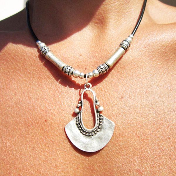 Vintage Boho silbrig geometrische Anhänger Halsketten übertriebene Legierung CCB Perle Leder Seil Kette Perlen Halskette Party Schmuck für Frauen