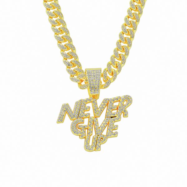 Hip Hop Männer Rapper Diamant-Anhänger-Halskette glänzend NEVER GIVE UP Buchstaben Anhänger quadratischer Zirkon Schmuck Nachtclub-Accessoire Pullover Schlüsselbein Kubanische Kette 50 cm 1794