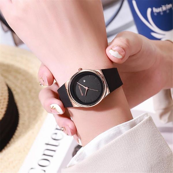 Нарученные часы Fashion 2023 Женский круглый календарь Quartz Watch Simple Black Silicone Clock Gift Reloj Madera