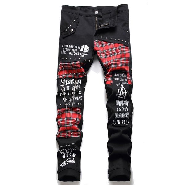 Jeans masculinos coreano moda vermelho xadrez retalhos punk rebite homens calças de brim calças crânio letras imprimir hip hop cadeia denim calças spodnie 230828