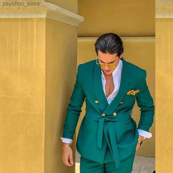Nuevo diseño Trajes masculinos verdes para boda con cinturón 2 piezas Doble botonadura Novio formal Ropa de viaje Chaqueta + Pantalones Come Homme Q230828