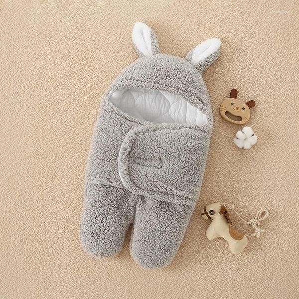 Cobertores para bebê nascido cordeiro veludo swaddle outono e inverno engrossado pernas divididas abraço por saco de dormir acolchoado toalha