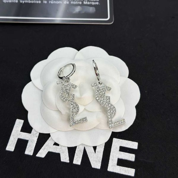Orecchini di design SL Lusso Top Fashion Luce con diamanti pieni di lettere Ciondolo Temperamento che incorpora gioielli eleganti e romantici