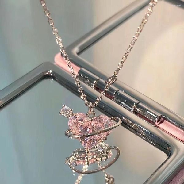 Collane con ciondolo Collana di cuore irregolare femminile di lusso Zircone color argento per le donne Grande matrimonio in pietra rosa viola