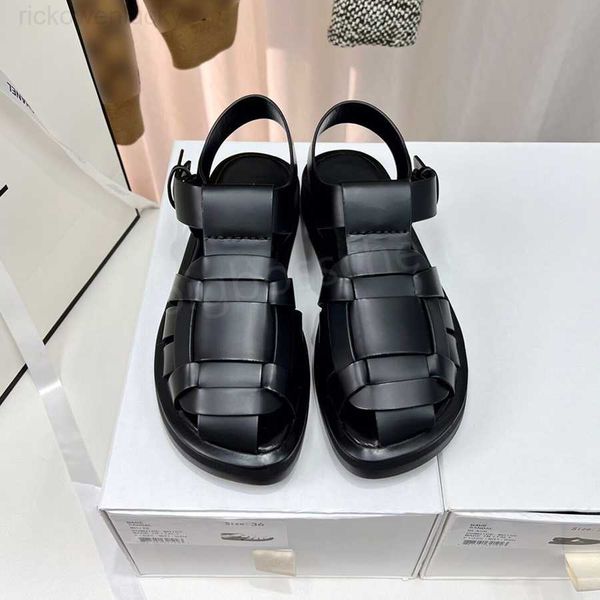 A linha sapatos 2023 novo verão romano senhoras sapatos casuais designer clássico moda fivela de couro oco tecer salto plano fundo grosso sapatos formais fábrica uow9