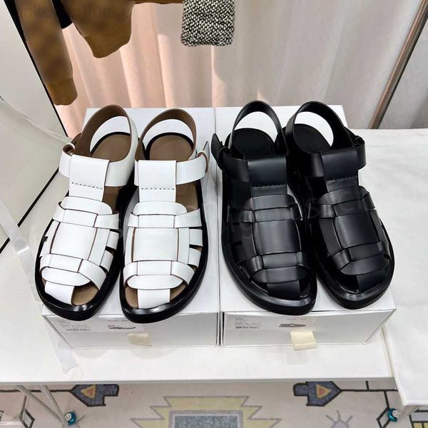 A linha sapatos 2023 verão novas senhoras romanas sapatos casuais designer clássico moda fivela de couro oco tecer salto plano fundo grosso formal 77A0