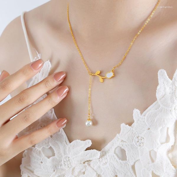 Anhänger Halsketten Minar Ankunft 18 Karat vergoldeter Titanstahl weiße Farbe Muschel Tulpe Blume Perle Quaste Halsreifen für Frauen