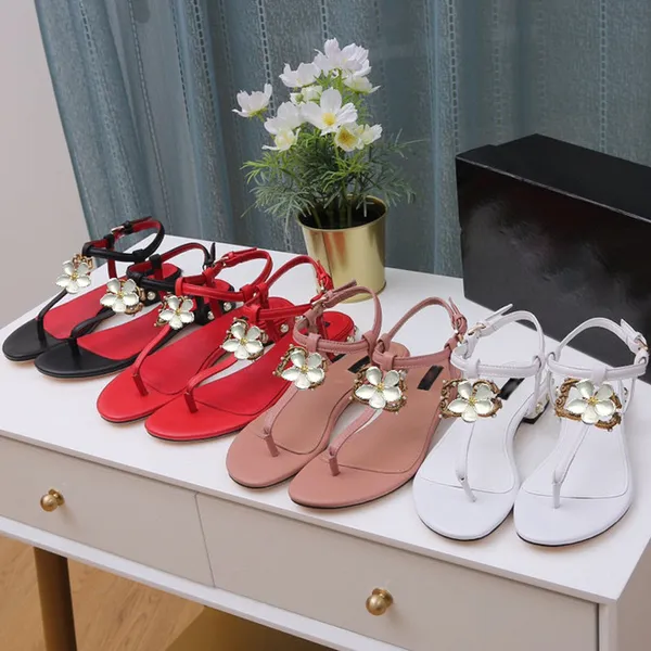 2023 Lüks Metalik Kadınlar Sandalet İnci Topuk Gerçek Deri Tasarımcı Kabartmalı Slaytlar Metal Zincir Bayanlar Günlük Ayakkabılar Açık Terlik Düz Flip Flops 35-43 Kutu