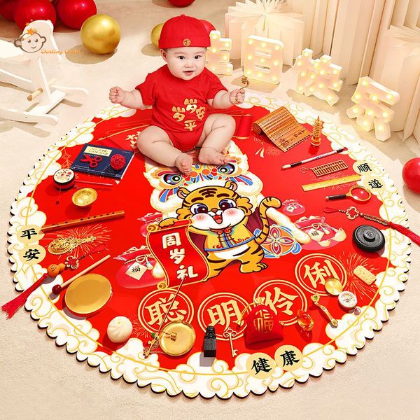 Set di abbigliamento Baby Zhuazhou Set Puntelli Catch Suit Boy Girl Toys Primo regalo di compleanno Party P ograph 230828