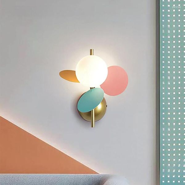 Lampada da parete Nordic Macaron Lampade in lamiera acrilica Decorazioni a LED colorate in ferro Luci notturne vintage per la cameretta dei bambini sul comodino