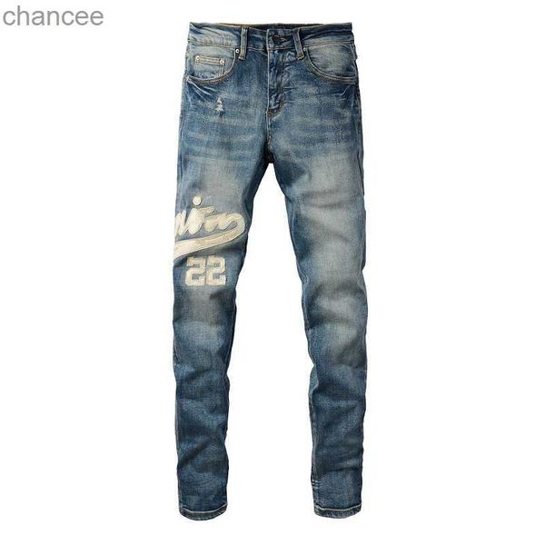 Бестселлер высококачественный бренд мужская светло -голубая уличная одежда Slim Fit Jeans Кожаные буквы вышитые пятна растягивают джинсы HKD230829