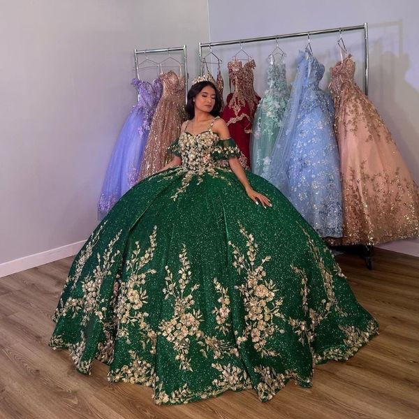 Grün glänzendes Spaghettiträger-Ballkleid Quinceanera-Kleider Goldspitze Applikationen Blumen Korsettrücken formelles Geburtstagskleid für 15 Jahre