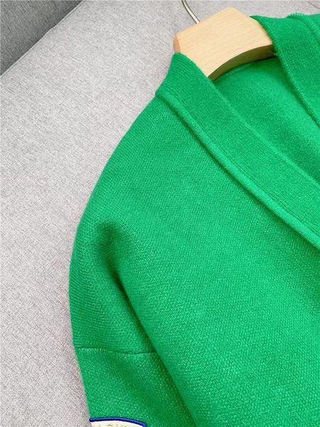 Maglieria da donna 2023 Autunno Inverno Lettera in rilievo Logo Ricamo Cardigan verde Donna Scollo a V Maglieria Giacca a maniche lunghe monopetto