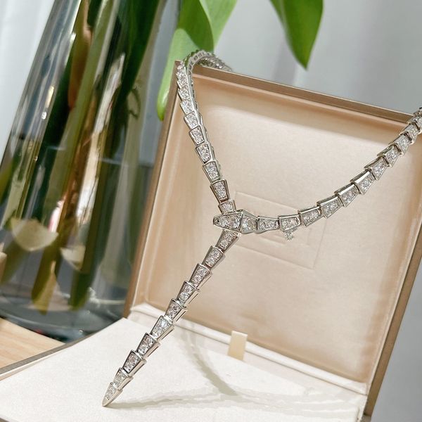 Designer di lusso Spirito serpente Collane con ciondolo con diamanti Top V Oro zircone pieno a forma di serpente Girocollo rotondo per gioielli da donna con scatola regalo per gli amanti del matrimonio