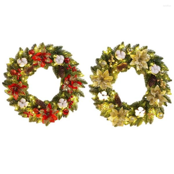 Dekorative Blumen, weihnachtliche Hängedekorationen mit Fichtenzapfen, Beerenkugelkränzen, Ornamenten, realistische Beleuchtung für die Haustür an der Wand