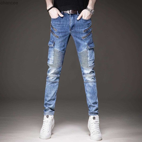 Mens Light Luxury Street Fashion Moto Biker Blue Jeans Giyim Rahat Modaya Modeli Stil Denim Pantolon Slim Fit Fermuper Decors Sıradan Kot HKD230829