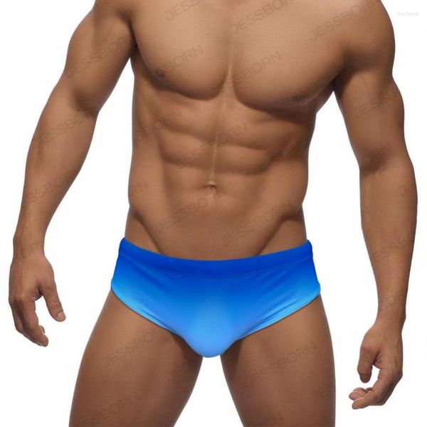 Homens Swimwear Gradiente Cor Mens Swim Briefs Sexy Cintura Baixa Pad Bolsa Praia Surf Troncos Europeu Americano Maiô