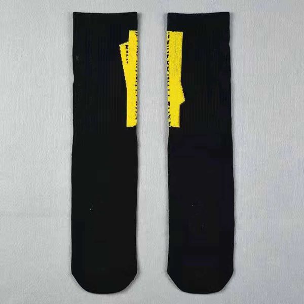 Herrensocken Designermode Streetwear Damen Herren Sportsocken Hochwertige Baumwolle All-Match-Pfeildruck Atmungsaktiv Schwarz Weiß Mischen Fußball CM95