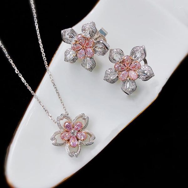 Schmuckbeutel Kirschblüten im Frühling sind voller Diamanten und fünf Blumen. Rosa Diamant-Set mit offener Ring-Anhänger-Ohrring-Halskette