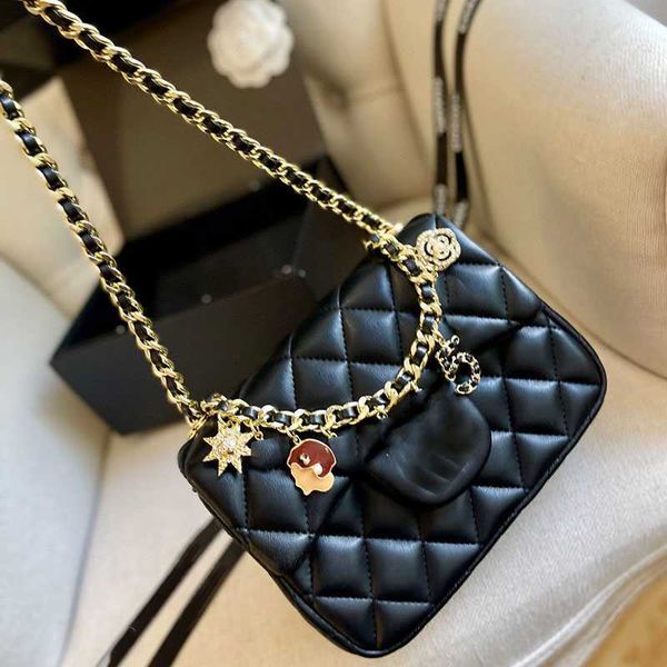 Crachá de metal carta feminina clássica aba bolsa de ombro diamante treliça couro acolchoado mini luxo designer bolsa moda fanny pacote versátil carteira titular do cartão