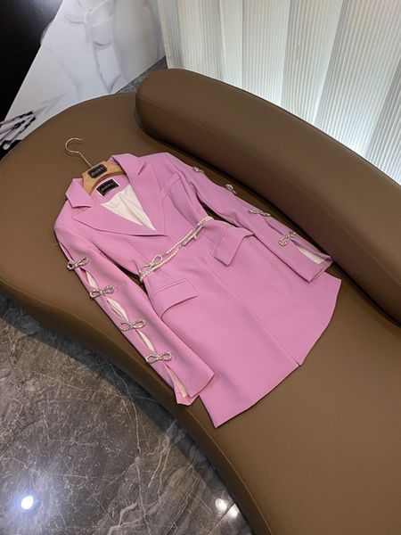 2023 Herbst Rosa Einfarbig Bogen Perlen Blazer Kleid Langarm Revers Revers Gürtel Kurze Casual Kleider O3G142658