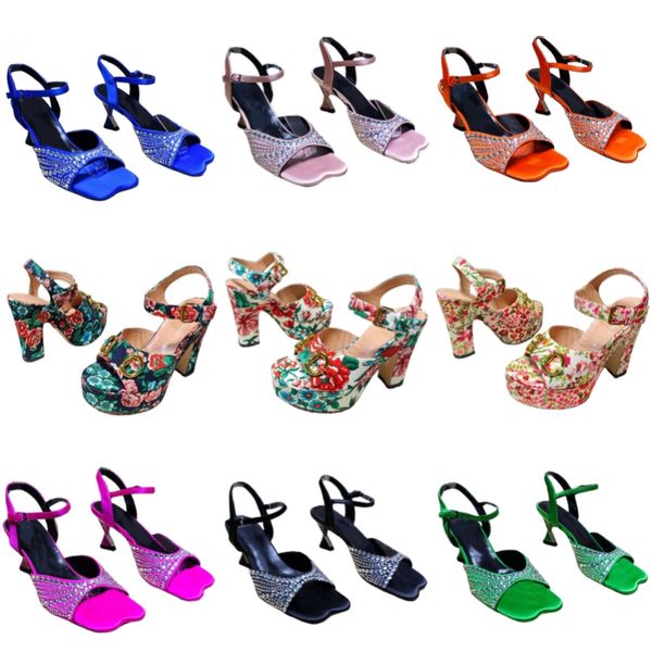 Sandalen, funkelnde Diamanten, Designer-Schuhe, Sommer, Outdoor, High Heels, klassische Damen-Partyschuhe, Metallschnalle, Kleidschuhe, Buchstabendruck, herzförmige Spitze, einfarbig