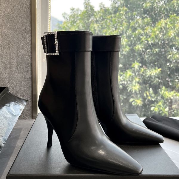 Tom Goatskin Claude Botas com zíper no tornozelo Dedo quadrado Salto agulha Botas com fivela Sola polonesa designer de luxo feminino Top qualidade Vestido Sapatos de noite calçados de fábrica