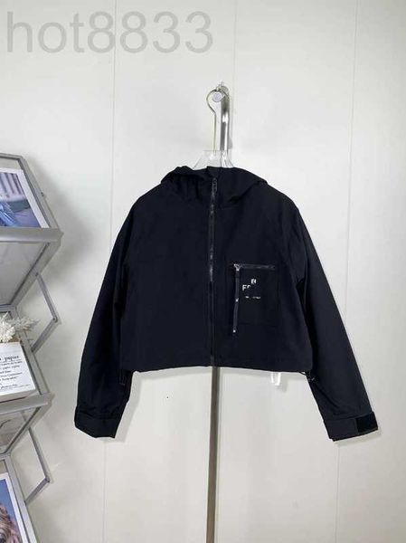 Женские куртки дизайнерские ветропроницаемые и солнцезащитные пальто на осень 23 Новая черная память шелковая куртка с капюшоном.