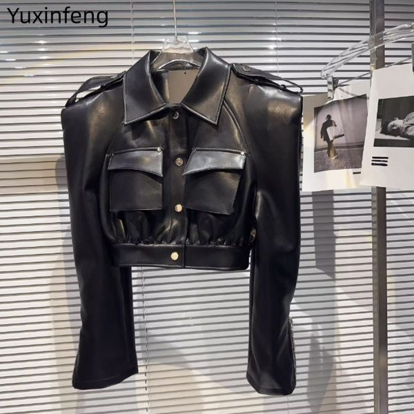 Couro feminino falso yuxinfeng preto branco jaqueta feminina motocicleta outono 2023 design de bolso almofada ombro lavagem senhoras casaco plutônio 230829