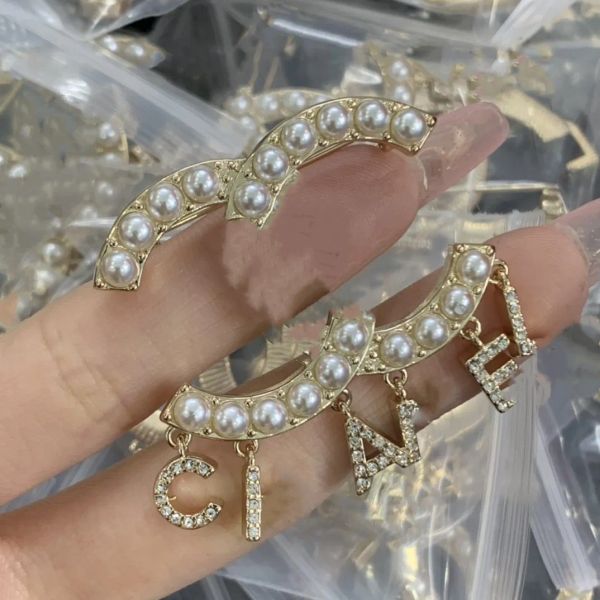 Gioielli di design di lusso Spilla di perle Donne Amore Spille con diamanti Alfabeto intarsiato Spille Spille Coppia di moda Accessori per vestiti Regalo 238303BF
