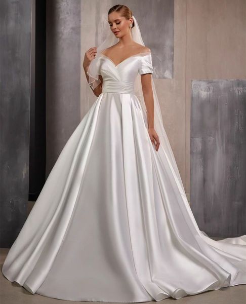 Abiti da sposa eleganti lunghi in raso con scollo a V Maniche corte pieghettate Sweep Train Vestido Noiva Praia Abiti da sposa Boho Abito da sposa a-line con fascia per le donne