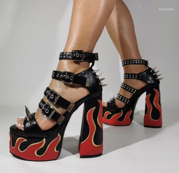 Sandálias Preto Matte Couro Cinto Fivelas Rebite Spikes Plataforma Red Flame Verão Mulheres Quadrado Chunky Heels Punk Lazer Sapatos